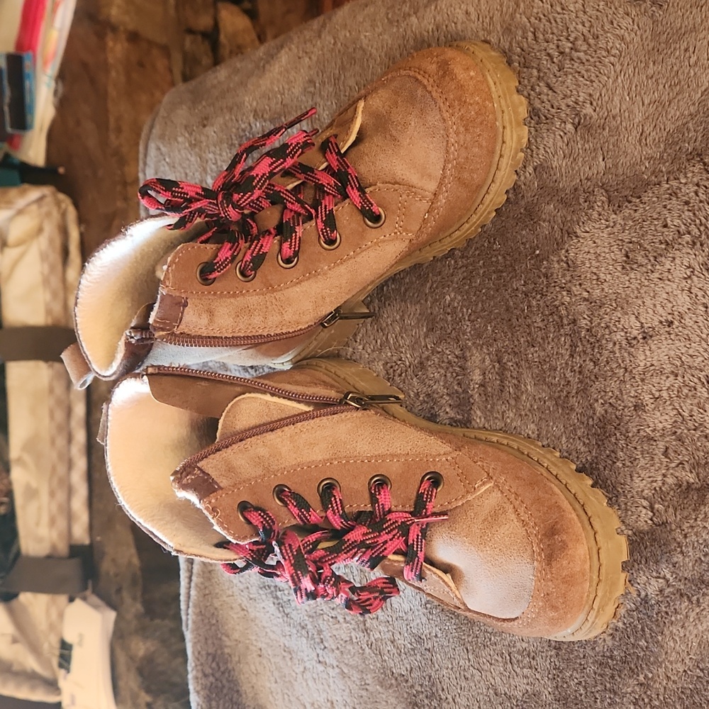Day five kid winter boots in camel size12